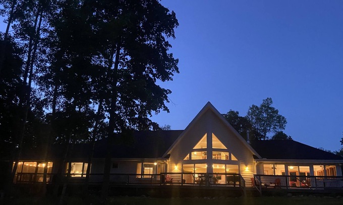 Aitkin House | Spacious and Serene Lakeside Home Sleeps 10