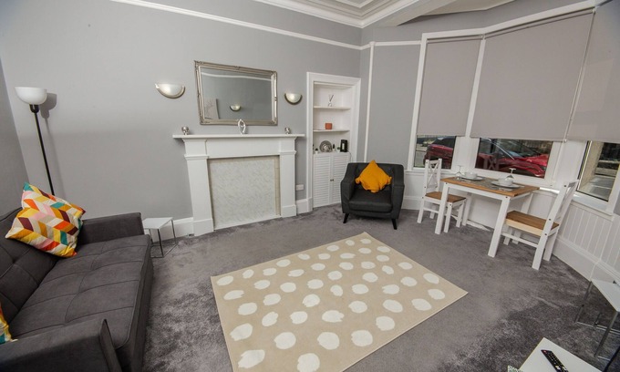 Dumbarton Apartment | Spacious and Traditional Home in Dumbartonshire