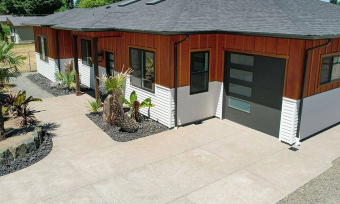 Eugene House | Spacious and tropical 2 bedroom oasis . Sleeps 4