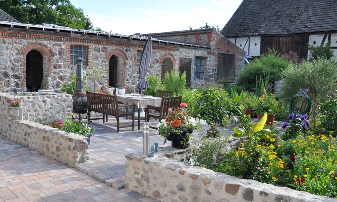 Linow Apartment | spacious apartment in an old 4-sided courtyard in an absolutely quiet location