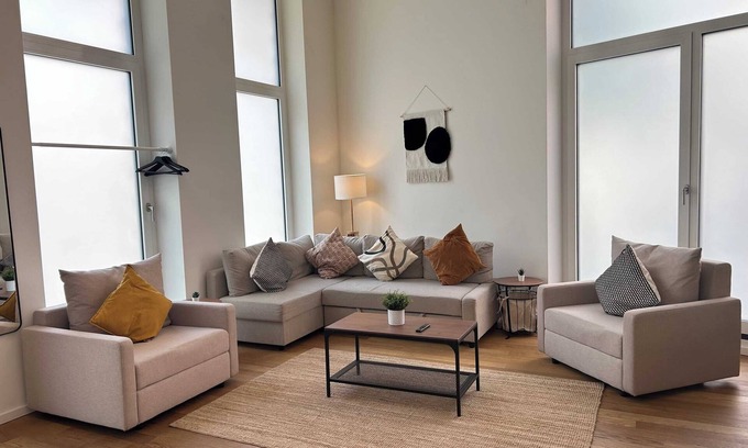 Altona-Nord Apartment | Spacious apartment for 10 near Quartierpark