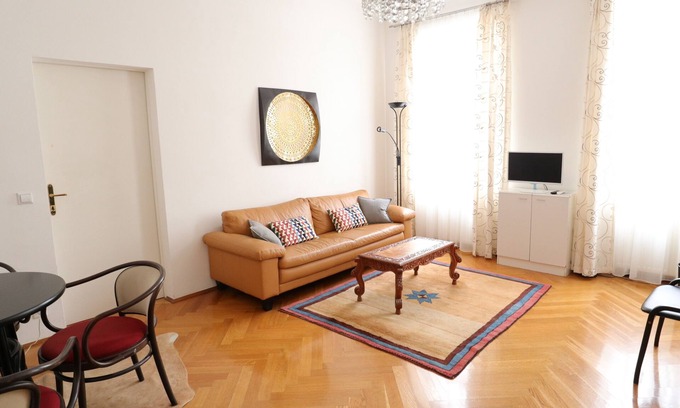 Rudolfsheim-Funfhaus Apartment | Spacious Art Nouveau apartment with subway nearby in Schönbrunn area