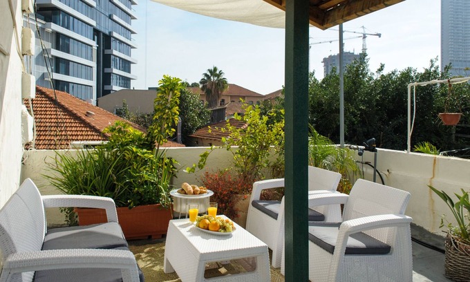 Neve Tzedek Bed & Breakfast | Spacious & Authentic Rooftop 1BR with private terrace Neve Tzedek, Shabazi