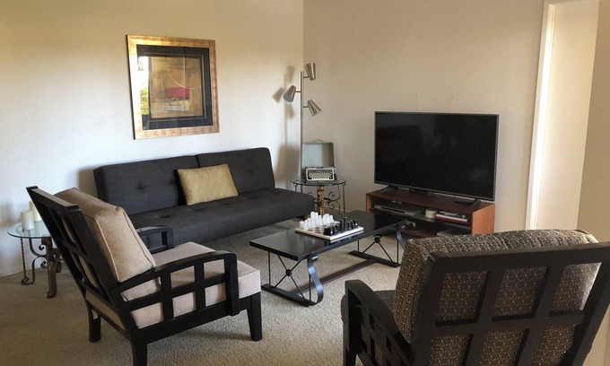 Deepwell Estates Condo | Spacious Biltmore condo with private balcony