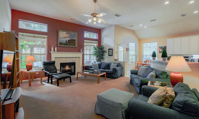 Alden Bridge House | Spacious & Classic 5BR House for 11 w/Backyard + Covered Deck