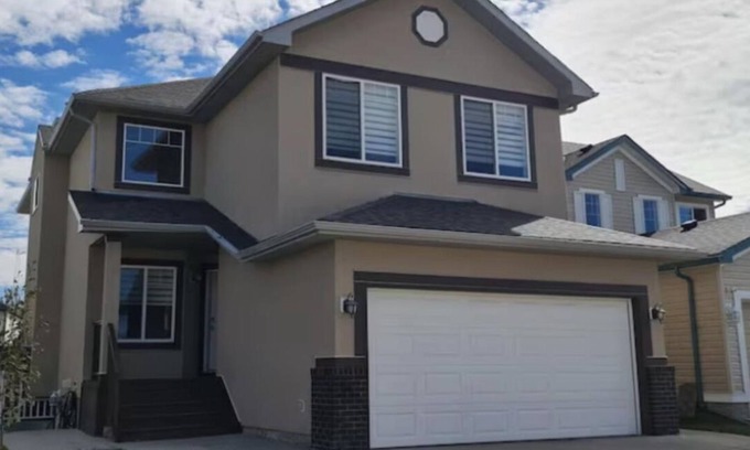 Calgary House | Spacious, comfortable, air-conditioned. Near Airport.