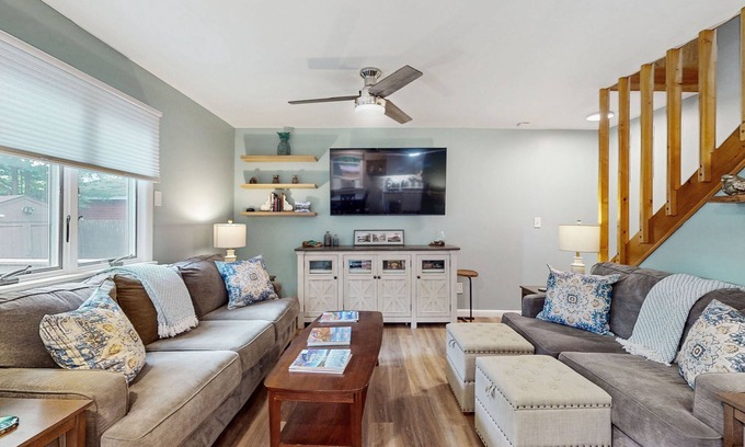 Gloversville Cottage | Spacious cottage with deck, kayaks, private beach - in ADK Park