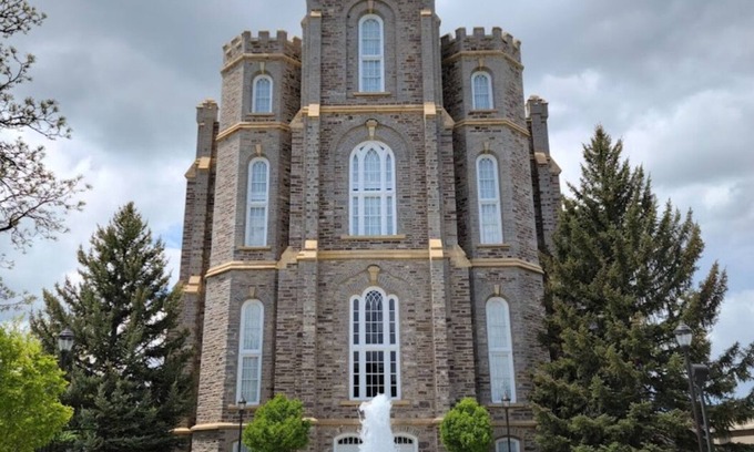 Logan House | SPACIOUS COZY bedroom with PRIVATE bathroom and walk-in closet