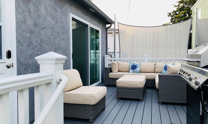 North Pacific Beach House | Spacious Deck | Ocean 1.5 blocks | A/C | Parking | W/D in unit | Full Kitchen