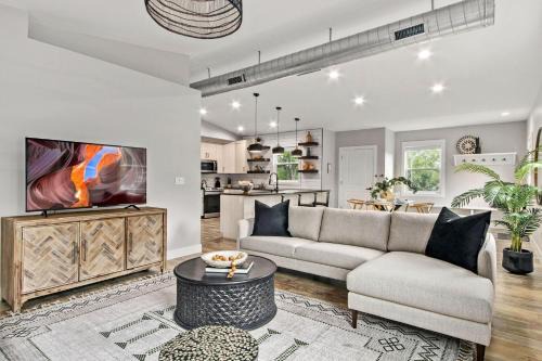 Old Town Apartment | Spacious Downtown Apartment - Walk to Old Town FC!