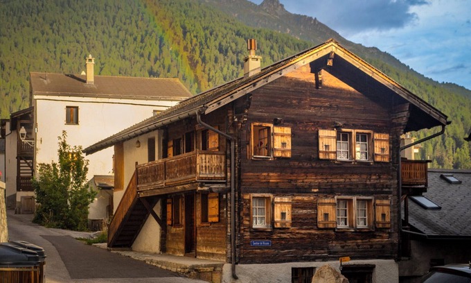 St. Luc Ski Chalet | Spacious duplex apartment in chalet – Sleeps 8Charming apartment of 96 m² on 2 floors, located in a