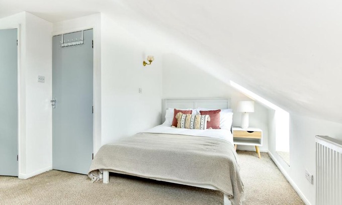 Hanwell Apartment | Spacious en-suite in a 5-Bedroom House at Hanwell (2nd Floor)
