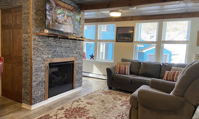 Ashfield Apartment | Spacious & equipped 1 bedroom in historical Carriage House + Deck & BBQ and W/D