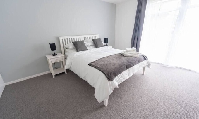 Epsom House | Spacious Family Bungalow with Garden for up to 7