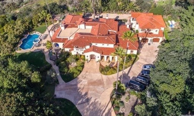 Covenant House | Spacious Family Retreat