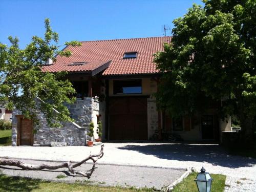 Larringes Apartment | Spacious Farmhouse Apartment, by Lake & Mountains