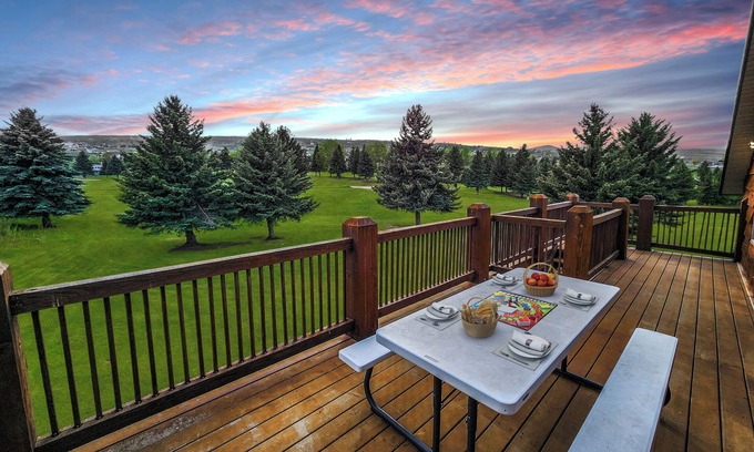 Sweetwater Cabin | Spacious Golf Retreat Cabin on Hole #7, Ideal for Large Groups