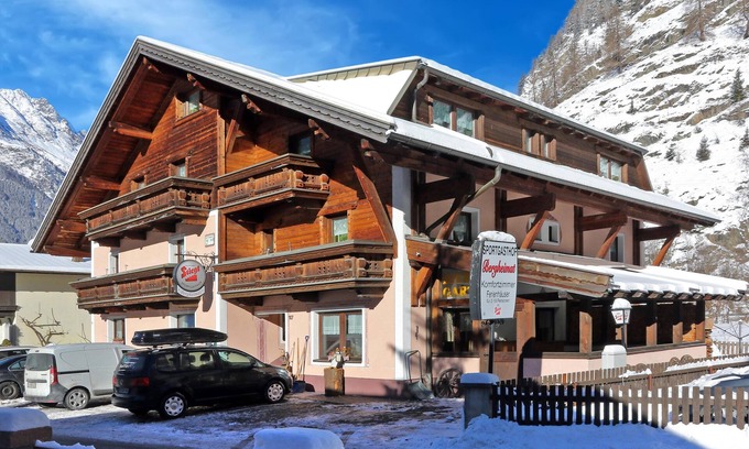 Huben House | Spacious group house with sauna and ski storage