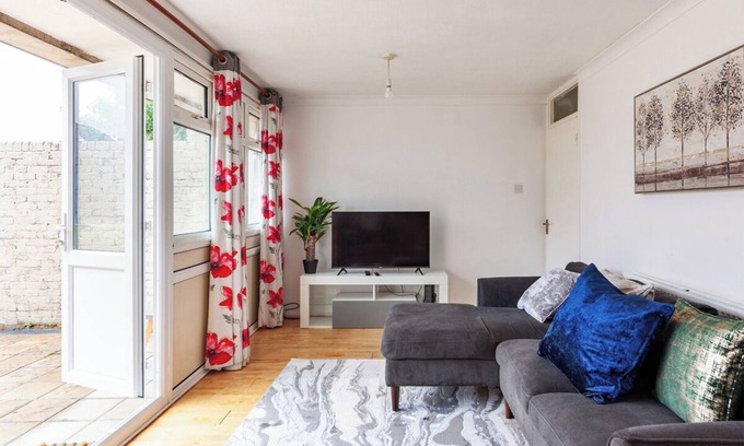 Waltham Cross Apartment | Spacious Home by Lee Valley Rafting Waltham Cross
