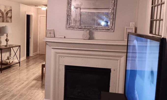 Kingwood House | Spacious home in Houston near the airport, shopping mall, restaurants, and more.