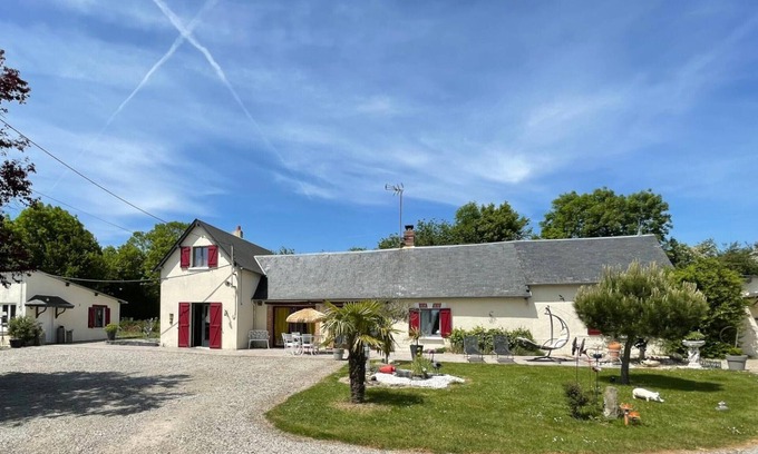 La Gonfriere Apartment | Spacious House with Garden & Studio, Close to Nature and Leisure Activities, Pet-Friendly, Sleeps 10+