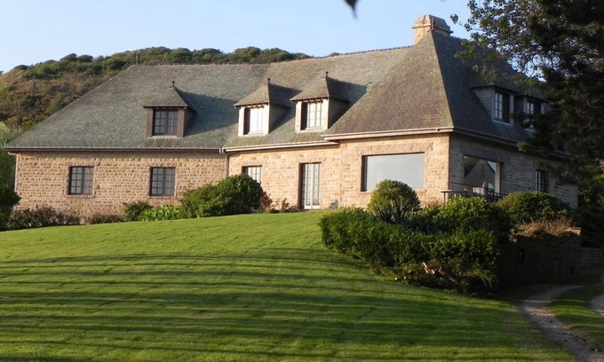 Omonville-la-Rogue Cottage | Spacious house with sea view, fireplace and garden