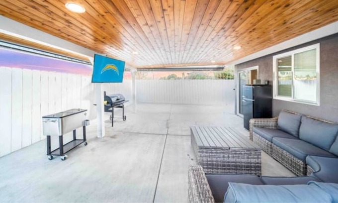 San Ysidro House | Spacious Lux Home 75" Smart TV/Outside Cinema