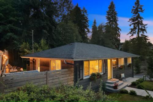 Edmonds House | Spacious Main Street Retreat for families and large groups