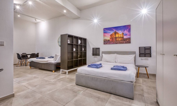 Cospicua Apartment | Spacious, modern studio with kitchenette GOBLU-2