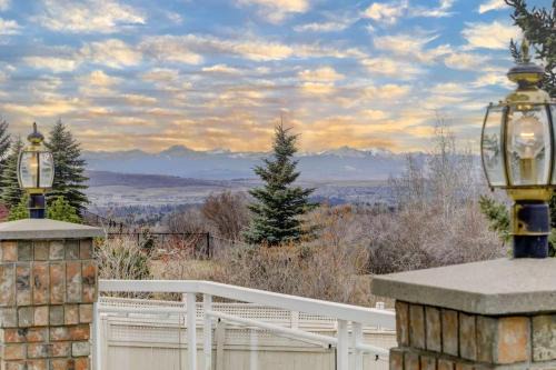 Northwest Calgary House | Spacious mountain view guesthouse