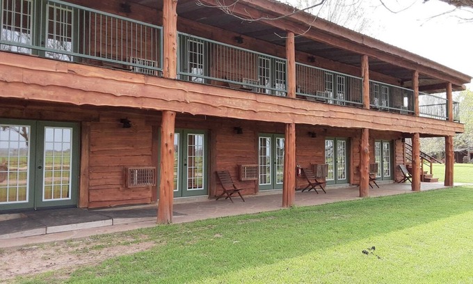 Satin Cabin | Spacious Ranch Farmhouse, Exquisite Sunrises