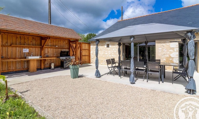 Boce Cottage | Spacious Retreat: 5BR, Games Room, Forest Edge, and Large Garden Close to Château and Zoo