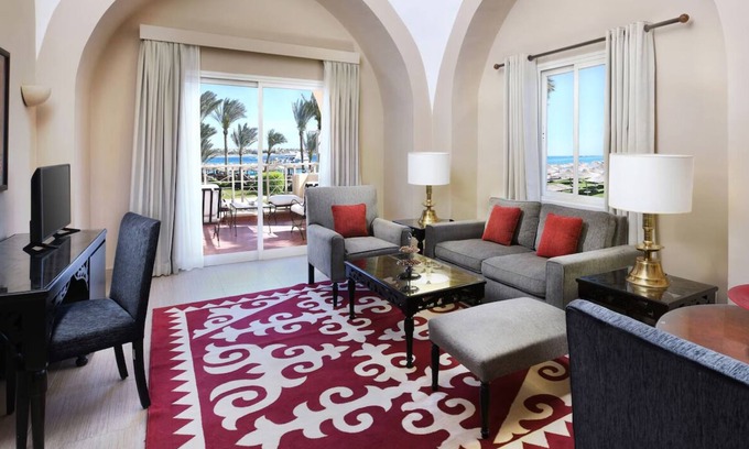 Makadi Bay Hotel | Spacious Room with Outdoor Swimming Pools and Private Beach Access