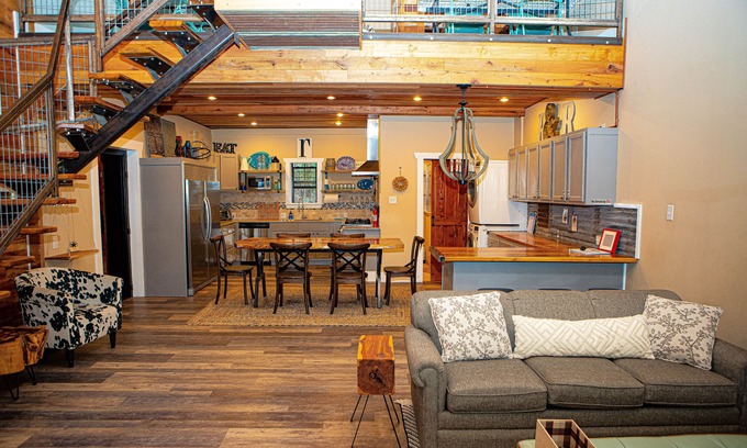 Temple House | Spacious & Secluded, Open 2 story, 2 bedrooms/2 bath, gourmet kitchen, 10 guest