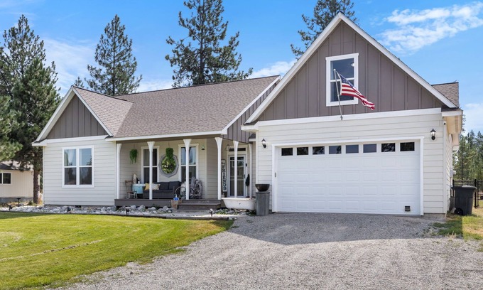 Bonner County House | Spacious Spirit Lake Family Retreat:7 beds, Hot Tub, Jetted Tub, Zipline & More!