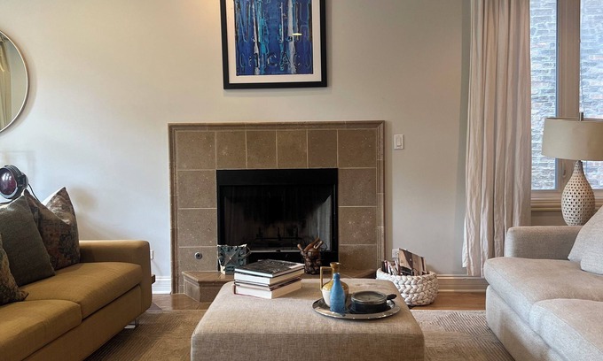 Wicker Park House | Spacious & Stylish Home with Garage + Rooftop Deck. 10 min Walk to Train.