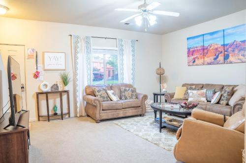 Kanab House | Spacious Townhome by Utah National Parks Sleeps 8