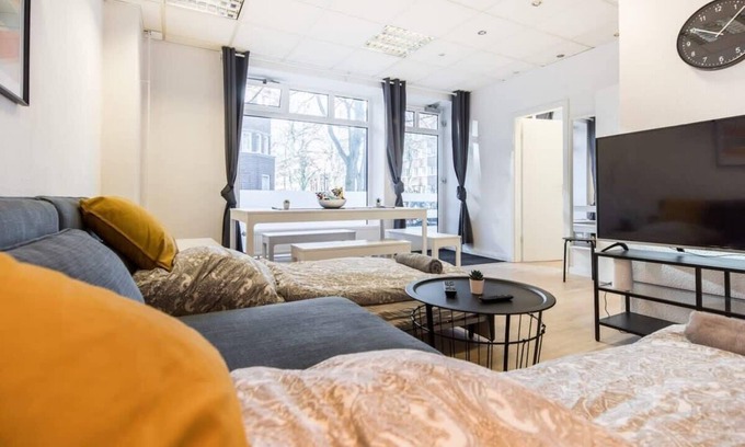 Barmbek-Nord Apartment | Spacious Two BR Close To Stadtpark and Street Parking