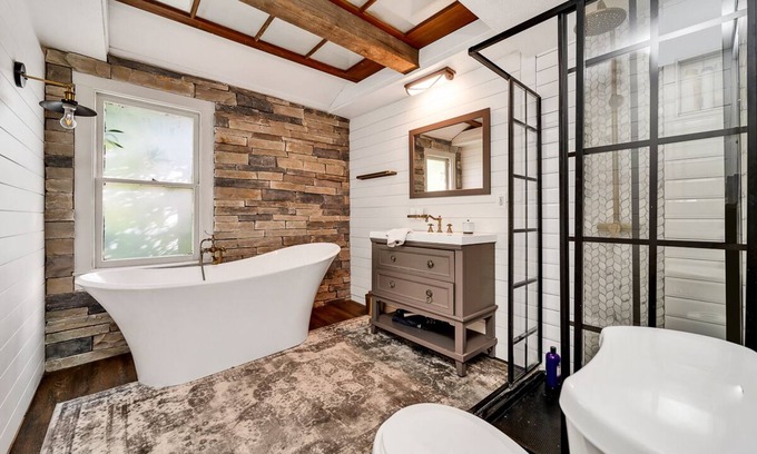 Old Seminole Heights Apartment | ⤜Spacious Urban RiverEdge Loft With Soaking Tub⤛