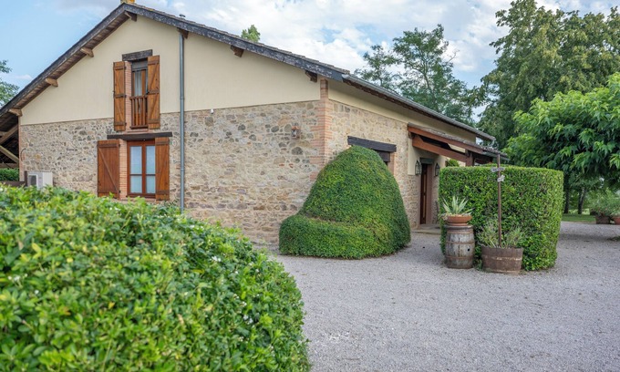 Monclar-de-Quercy Villa | Spacious villa with large pool in quiet location with views.