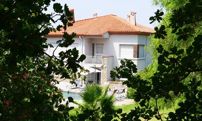 Elne House | Spacious villa, large enclosed grounds, secure swimming pool and air-conditioned bedrooms.