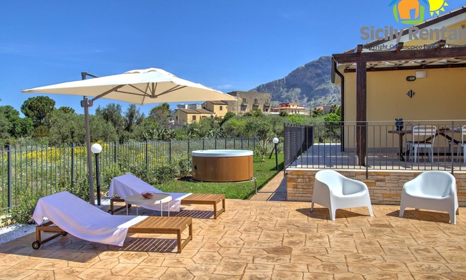 Capaci Villa | Spacious villa with hot tub and sauna 5 minutes from the beach