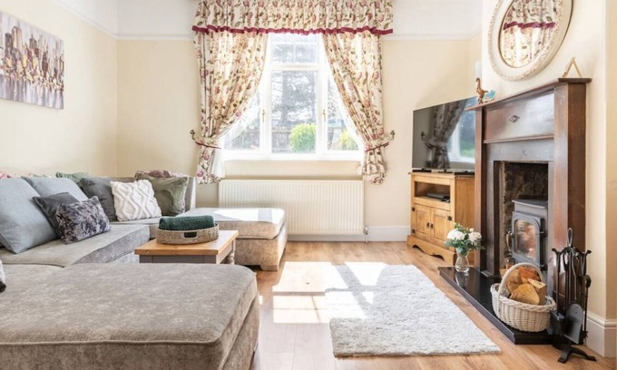 West Runton House | Spectacular sea views, beach, pubs, cafes & restaurants just on your doorstep!