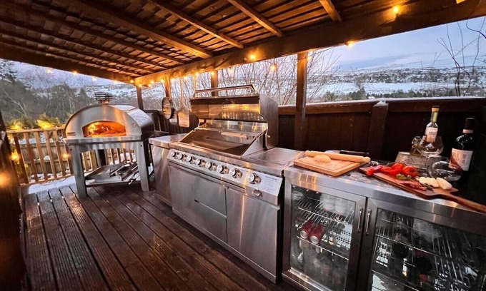 Pontsticill Apartment | Spectacular Views | Pizza Oven & BBQ