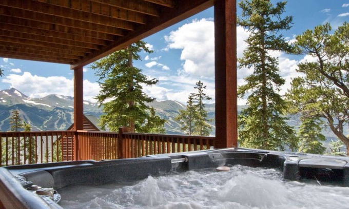 Woodmoor House | Spectacular Views, Skiing, Spacious Cozy Luxury, Hot tub, Fireplace