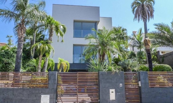 Canet de Mar Ski Chalet | Spectacular villa with wonderful panoramic views of the sea.