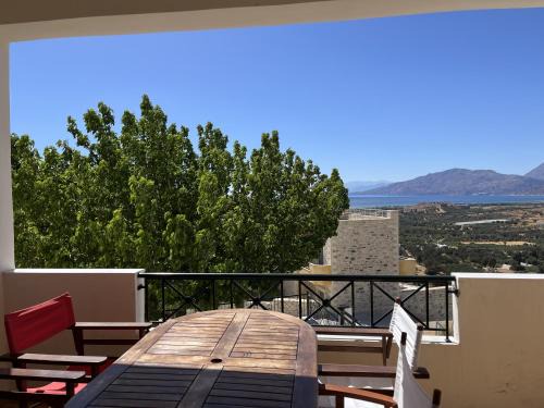 Kamilari Apartment | Spitiko