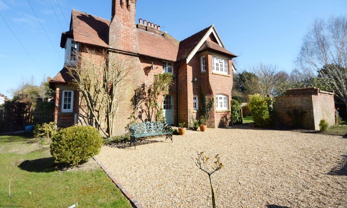 North Stoke Cottage | Squirrels - Bury - a country house that sleeps 8 guests in 4 bedrooms
