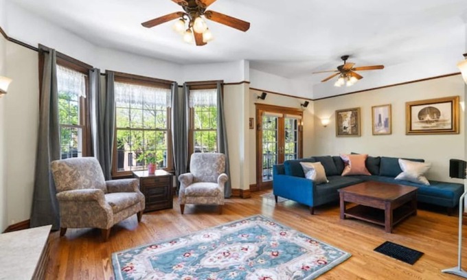 North Center Apartment | St.Bens, Jacuzzi, EV Parking! 4 beds, Walk to Wrigley Field & Brown Line!