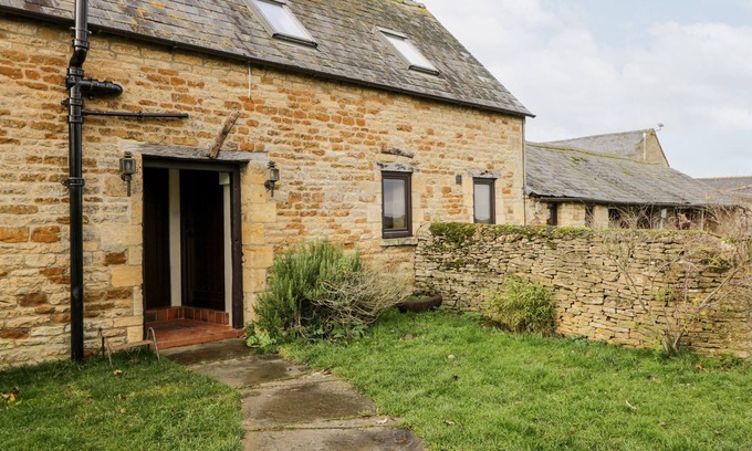 Longborough Cottage | STABLE COTTAGE, pet friendly, with open fire in Moreton-In-Marsh